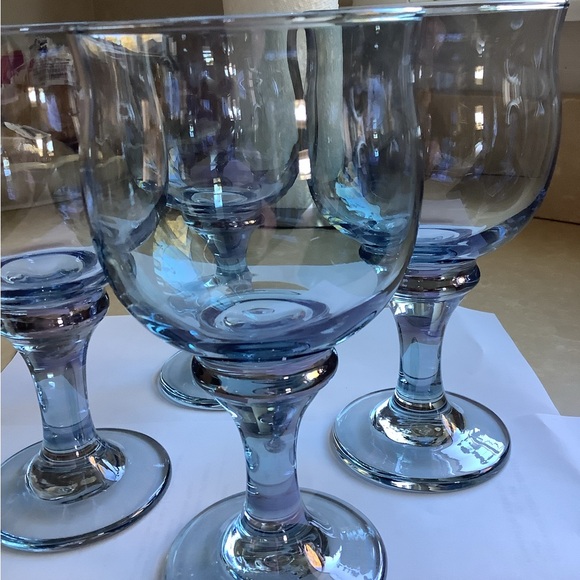 Vintage Other - Vintage set of four gorgeous blue 12 ounce stemmed glasses